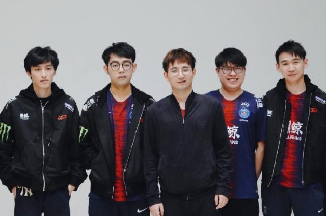 出示黄牌 出示黄牌